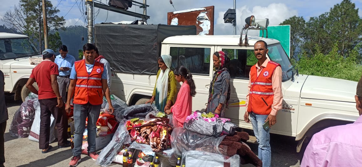 आपदा ग्रस्त क्षेत्र में वितरित करते राहत सामग्री आपदा ग्रस्त क्षेत्र में वितरित करते राहत सामग्री