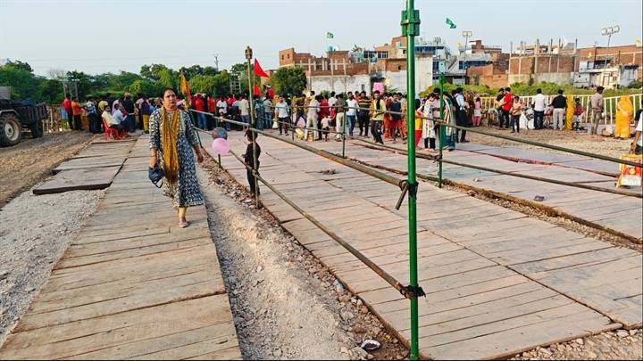 ग्वालियरः बड़ी प्रतिमाओं के विसर्जन के लिए सागरताल के सामने बनाया गया अस्थायी जलाशय ग्वालियरः बड़ी प्रतिमाओं के विसर्जन के लिए सागरताल के सामने बनाया गया अस्थायी जलाशय
