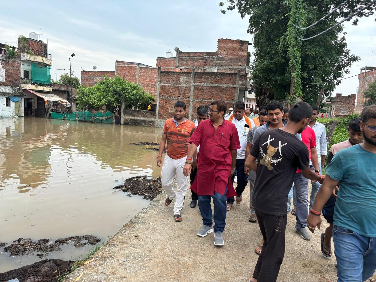 बाढ़ पीड़ित क्षेत्र में विधायक डॉ नीलकंठ तिवारी: फोटो बच्चा गुप्ता बाढ़ पीड़ित क्षेत्र में विधायक डॉ नीलकंठ तिवारी: फोटो बच्चा गुप्ता
