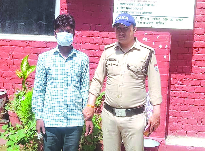 पुलिस गिरफ्त में आरोपित पुलिस गिरफ्त में आरोपित