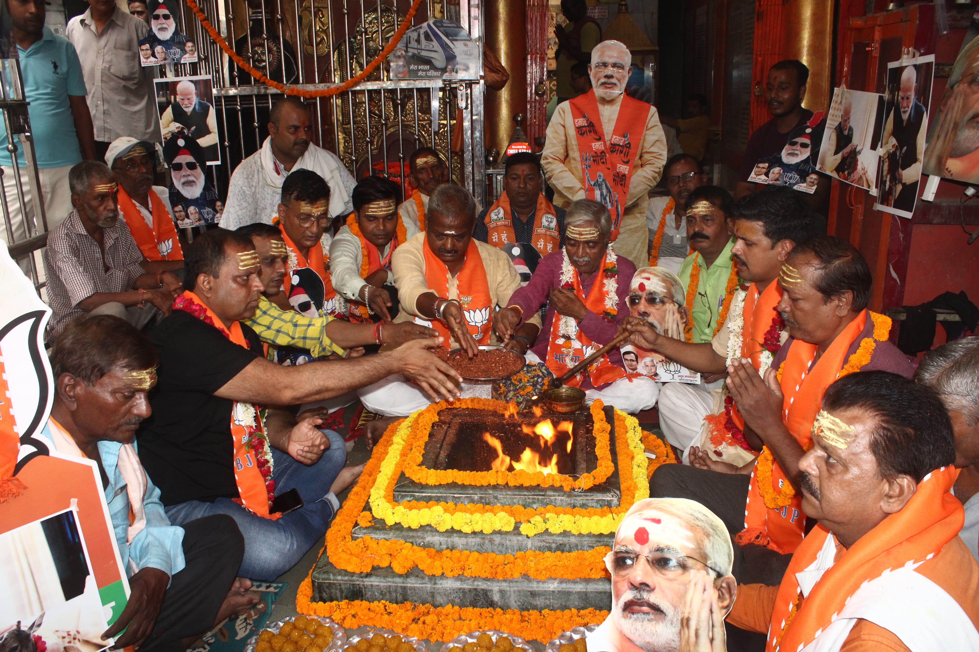 प्रधानमंत्री मोदी के जन्म दिवस पर हवन पूजन : फोटो बच्चा गुप्ता प्रधानमंत्री मोदी के जन्म दिवस पर हवन पूजन : फोटो बच्चा गुप्ता