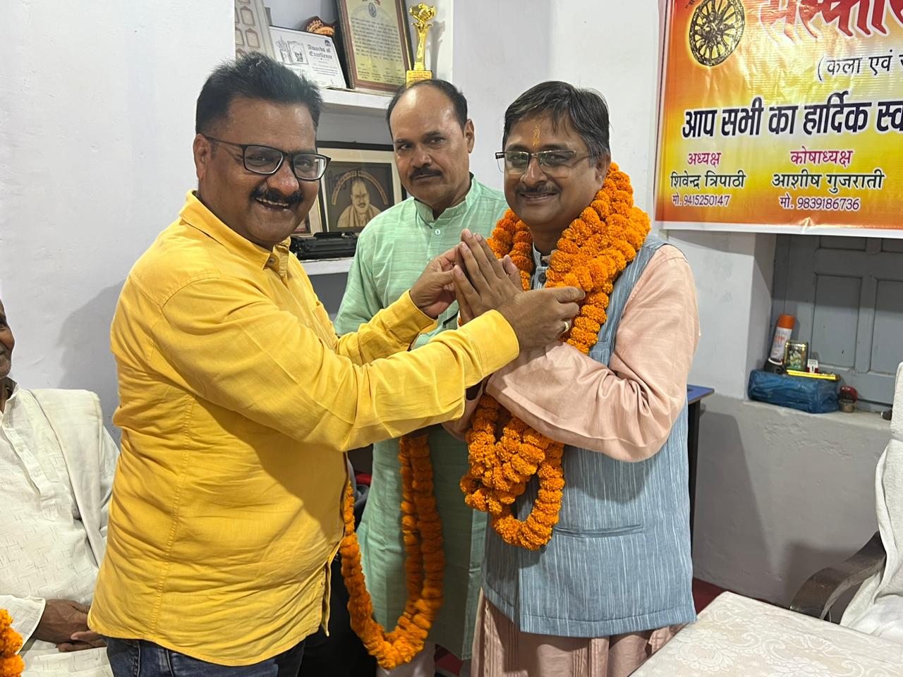 मंत्री को सम्मनित करते मंत्री को सम्मनित करते