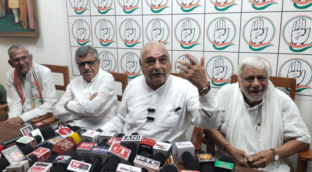 फोटो कैप्शन 16आरटीके4 : डी पार्क स्थित आवास पर पत्रकारों से बातचीत करते हुए पूर्व मुख्यमंत्री भूपेन्द्र सिंह हुड्डा फोटो कैप्शन 16आरटीके4 : डी पार्क स्थित आवास पर पत्रकारों से बातचीत करते हुए पूर्व मुख्यमंत्री भूपेन्द्र सिंह हुड्डा