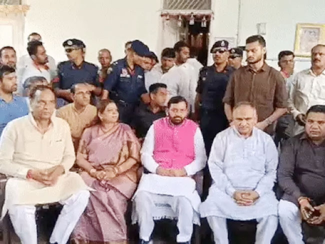 16 Snp-2 सोनीपत: बैठक में शामिल मुख्यमंत्री नायब सैनी, मुख्यमंत्री के मीडिया सलाहकार रहे भाजपा नेता राजीव जैन और पूर्व मंत्री कविता जैन तथा भाजपा के प्रदेश अध्यक्ष मोहन लाल बडौली । 16 Snp-2 सोनीपत: बैठक में शामिल मुख्यमंत्री नायब सैनी, मुख्यमंत्री के मीडिया सलाहकार रहे भाजपा नेता राजीव जैन और पूर्व मंत्री कविता जैन तथा भाजपा के प्रदेश अध्यक्ष मोहन लाल बडौली ।