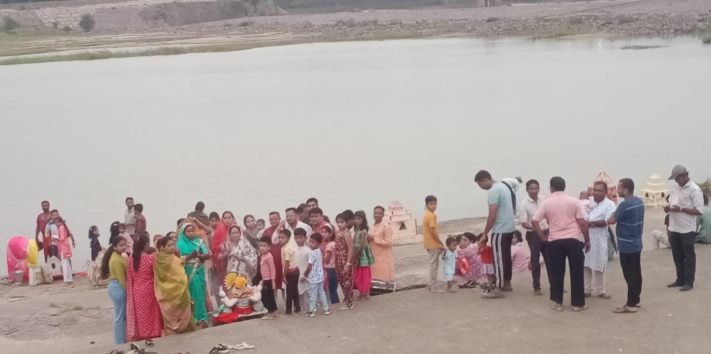 महानदी किनारे गणेश प्रतिमा विसर्जित करने श्रद्धालुओं की भीड़। महानदी किनारे गणेश प्रतिमा विसर्जित करने श्रद्धालुओं की भीड़।