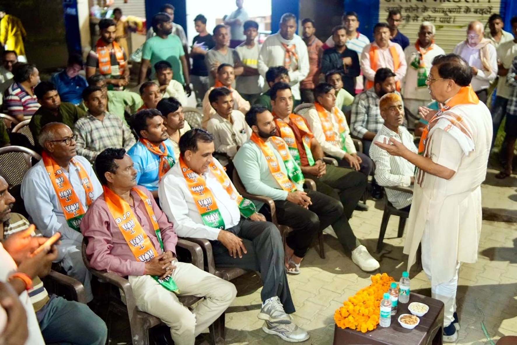 जनसंपर्क अभियान के दौरान लोगों से मिलते भाजपा प्रत्याशी डॉ. कमल गुप्ता। जनसंपर्क अभियान के दौरान लोगों से मिलते भाजपा प्रत्याशी डॉ. कमल गुप्ता।