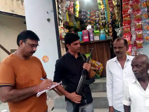 लोगों से जानकारी लेते हुए पुलिसकर्मी। लोगों से जानकारी लेते हुए पुलिसकर्मी।