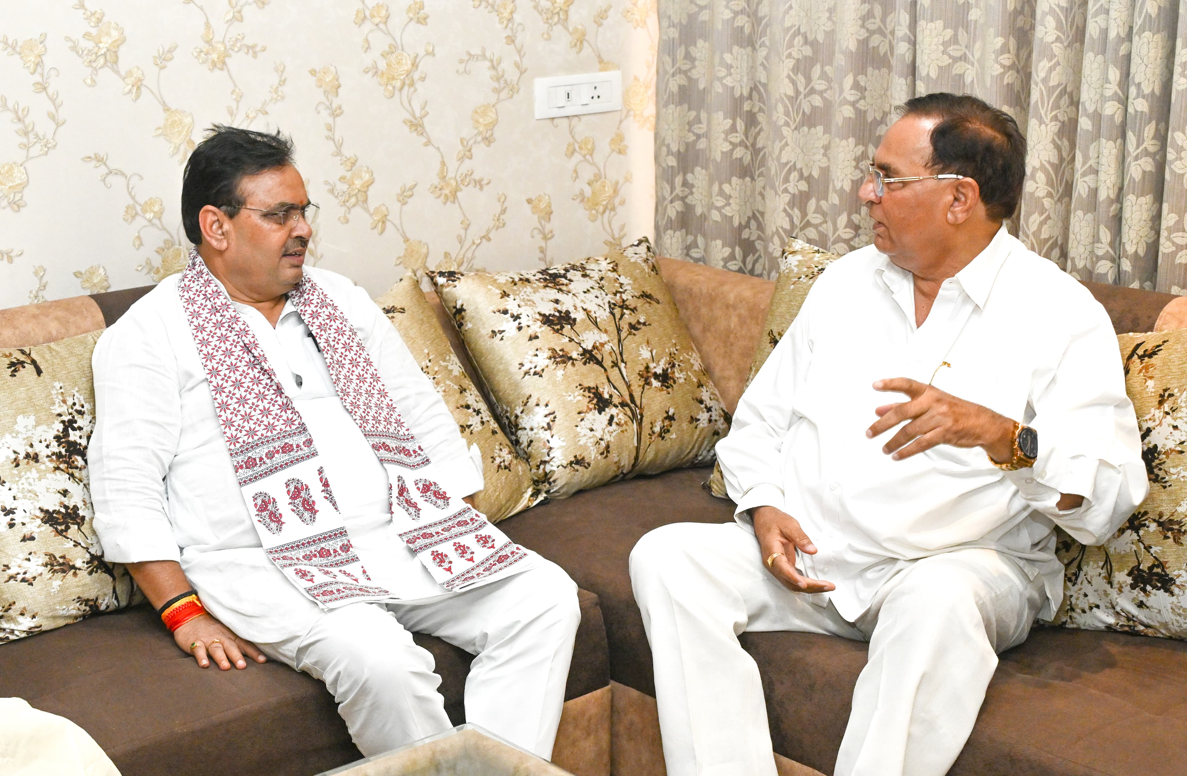 पूर्व मंत्री रोहिताश्व शर्मा के पुत्र को श्रद्धासुमन अर्पित करने पहुंचे मुख्यमंत्री भजनलाल शर्मा। पूर्व मंत्री शर्मा से चर्चा करते हुए। पूर्व मंत्री रोहिताश्व शर्मा के पुत्र को श्रद्धासुमन अर्पित करने पहुंचे मुख्यमंत्री भजनलाल शर्मा। पूर्व मंत्री शर्मा से चर्चा करते हुए।