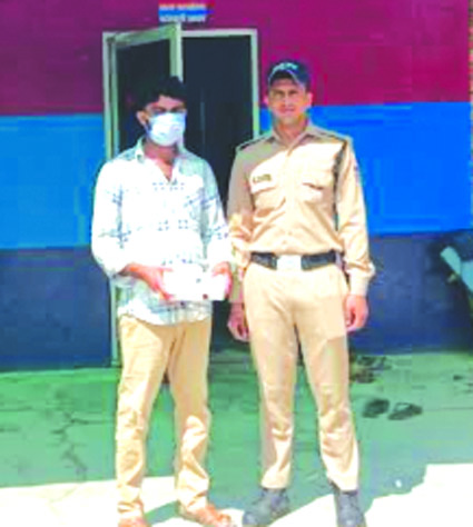 पुलिस गिरफ्त में आरोपित पुलिस गिरफ्त में आरोपित