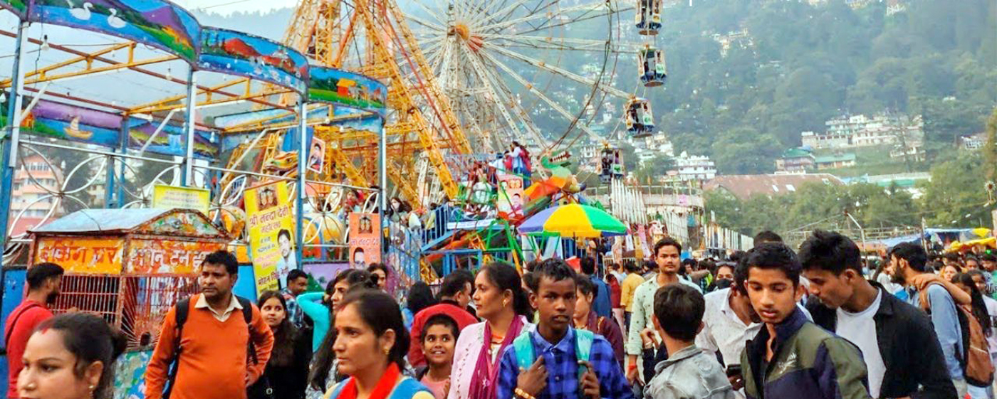 नैनीताल में चल रहे नंदा देवी महोत्सव में उमड़ी भीड़। नैनीताल में चल रहे नंदा देवी महोत्सव में उमड़ी भीड़।