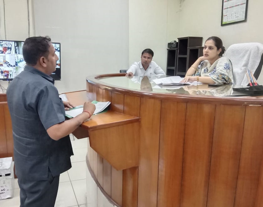 16 Snp-6 सोनीपत: रिटर्निंग अधिकारियों की उपस्थित में नामांकन वापसी लेते हुए उम्मीदवार। 16 Snp-6 सोनीपत: रिटर्निंग अधिकारियों की उपस्थित में नामांकन वापसी लेते हुए उम्मीदवार।