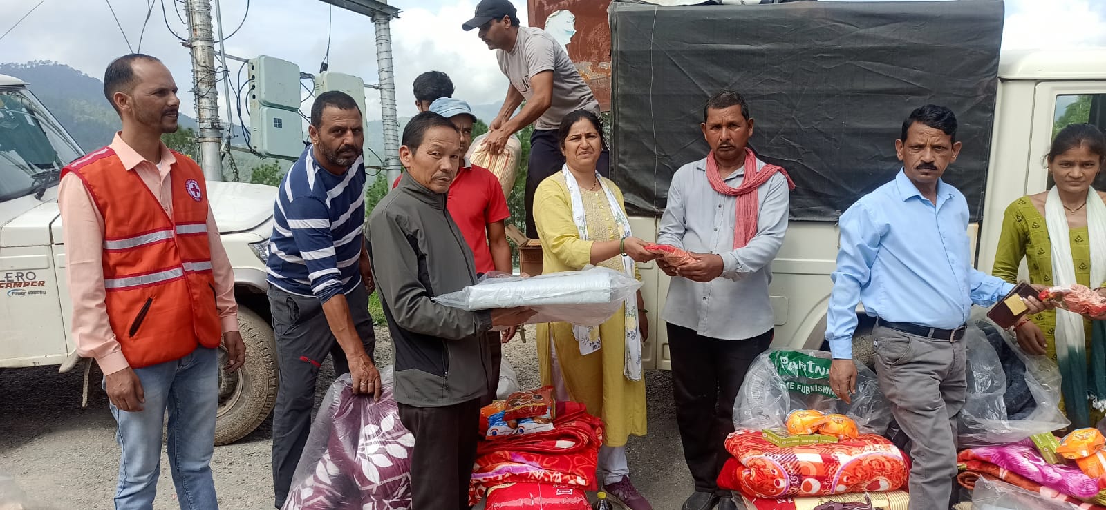 राहत सामग्री वितरित करता खाद्य विभाग राहत सामग्री वितरित करता खाद्य विभाग