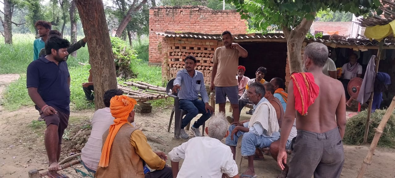 घर से कुछ दूरी पर युवक की लाश मिलने से मचा हड़कम्प घर से कुछ दूरी पर युवक की लाश मिलने से मचा हड़कम्प