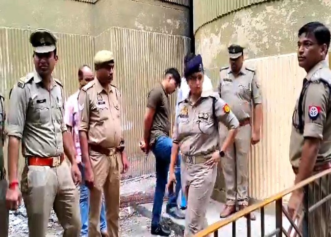 घटना स्थल पर जांच करती पुलिस व फारेंसिक टीम