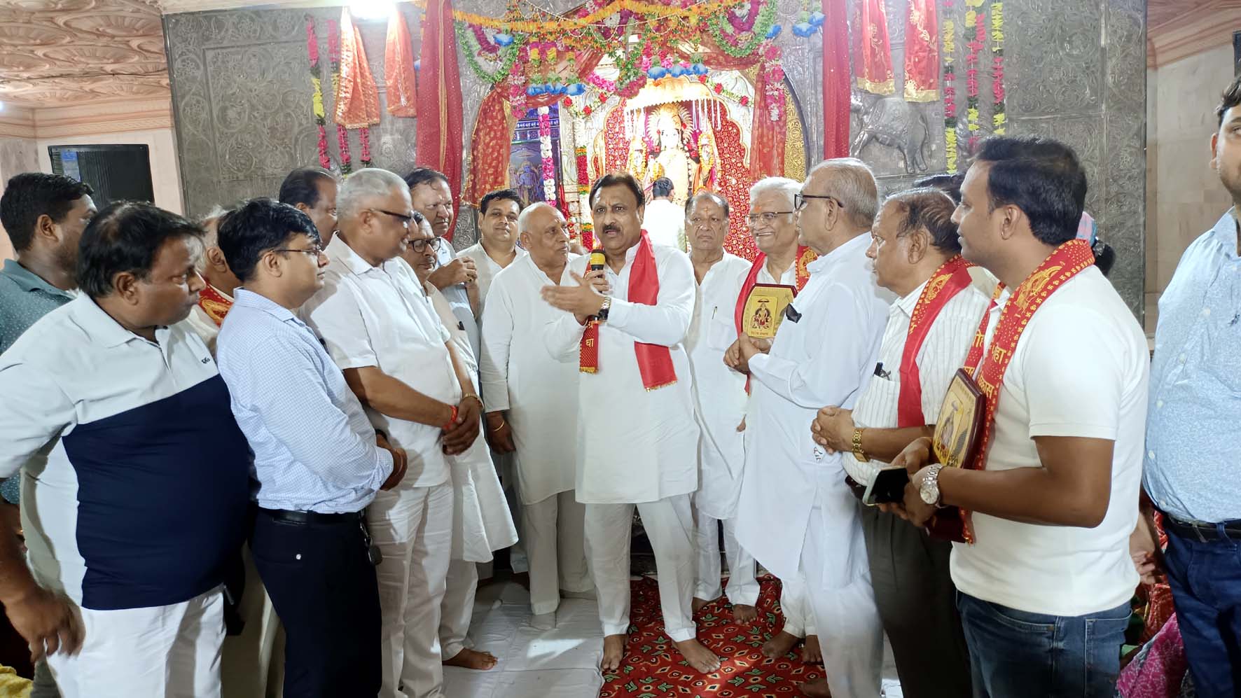 अग्रोहा धाम वैश्य समाज के राष्ट्रीय अध्यक्ष बजरंग गर्ग समाज के प्रतिनिधियों को संबोधित करते हुए। अग्रोहा धाम वैश्य समाज के राष्ट्रीय अध्यक्ष बजरंग गर्ग समाज के प्रतिनिधियों को संबोधित करते हुए।