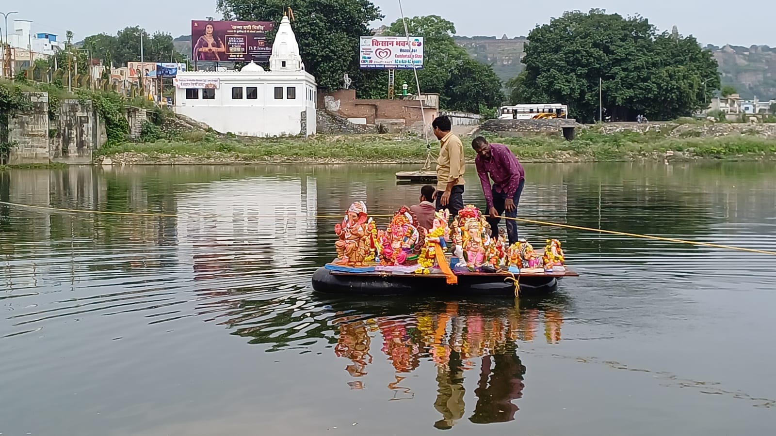 चित्तौड़गढ़ शहर की गंभीरी नदी में अनंत चतुर्दशी पर प्रतिमाओं का विसर्जन। चित्तौड़गढ़ शहर की गंभीरी नदी में अनंत चतुर्दशी पर प्रतिमाओं का विसर्जन।