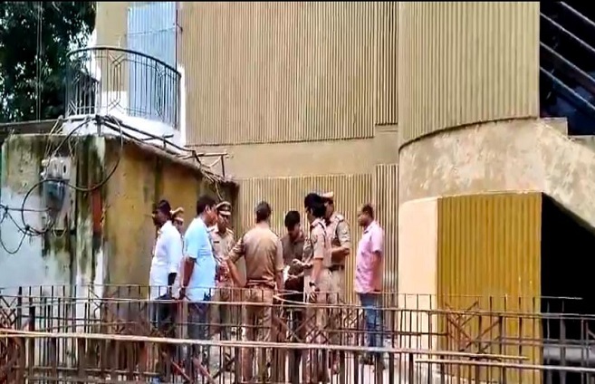 विधायक निवास में शव की सूचना पर पहुंची पुलिस टीम विधायक निवास में शव की सूचना पर पहुंची पुलिस टीम