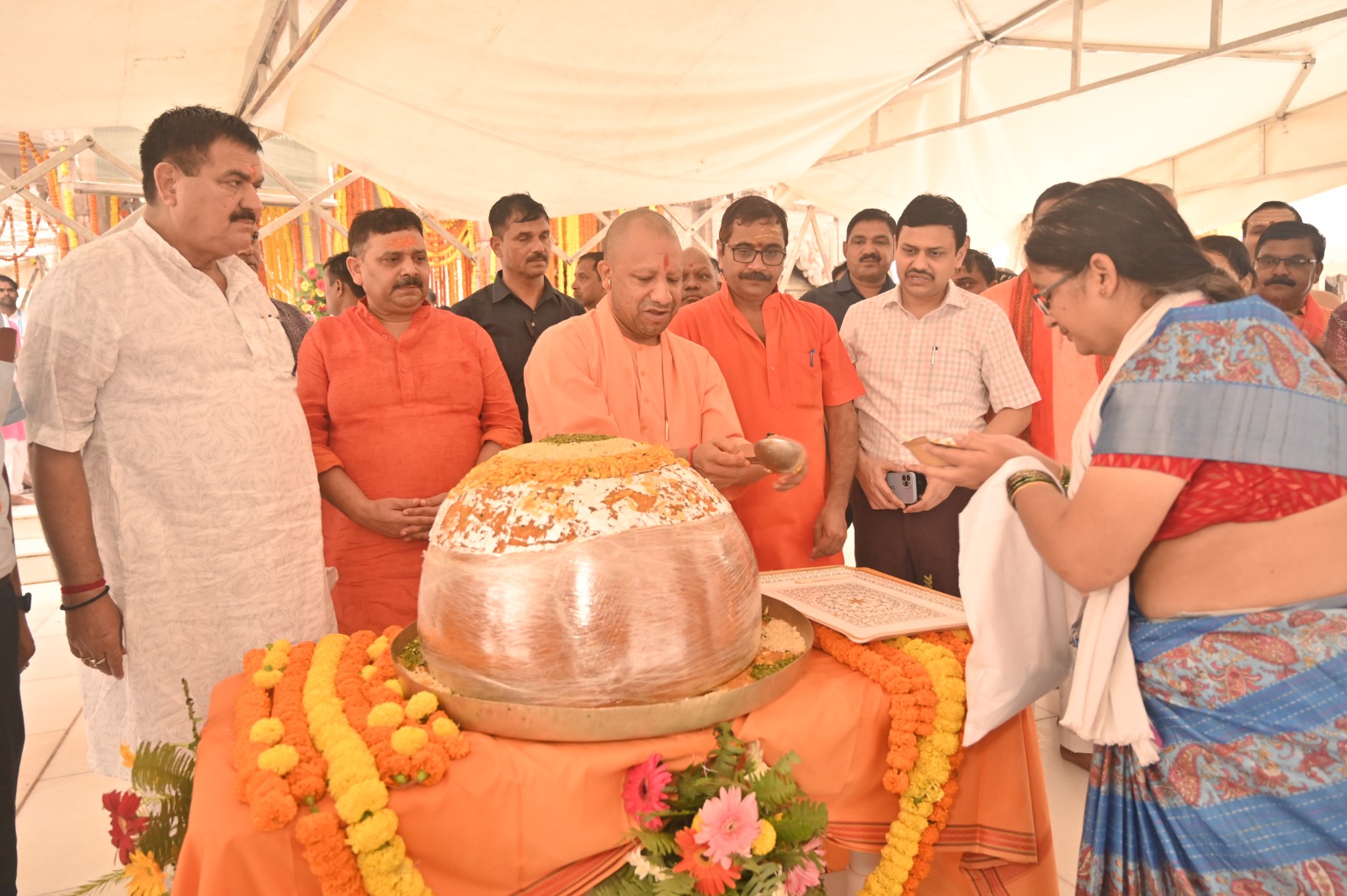 प्रधानमंत्री मोदी के जन्मदिन पर मुख्यमंत्री योगी लड्डू केक काटते हुए: फोटो बच्चा गुप्ता प्रधानमंत्री मोदी के जन्मदिन पर मुख्यमंत्री योगी लड्डू केक काटते हुए: फोटो बच्चा गुप्ता