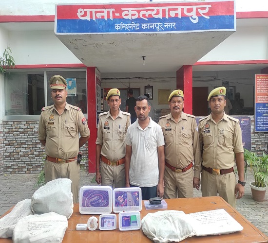 लाखों की धोखाधड़ी मामले में फर्जी दरोगा गिरफ्तार,कार व अन्य सामान बरामद लाखों की धोखाधड़ी मामले में फर्जी दरोगा गिरफ्तार,कार व अन्य सामान बरामद