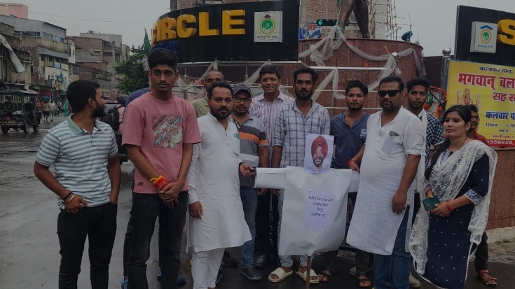 पुतला जलाते कांग्रेस कार्यकर्ता पुतला जलाते कांग्रेस कार्यकर्ता