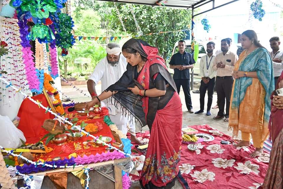 मंत्री लक्ष्मी राजवाड़े भगवान विश्वकर्मा की पूजा-अर्चना करते हुुए मंत्री लक्ष्मी राजवाड़े भगवान विश्वकर्मा की पूजा-अर्चना करते हुुए
