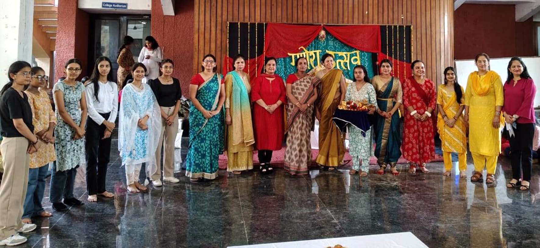 छात्राओं एवं अधिकारियों के साथ मुख्य अतिथि। छात्राओं एवं अधिकारियों के साथ मुख्य अतिथि।