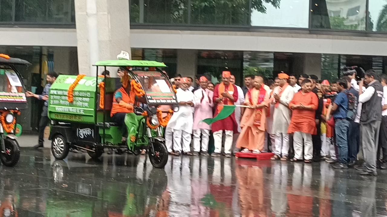 मुख्यमंत्री योगी आदित्यनाथ क्यूआर कोड योजना का उद्घाटन कर वाहनों को हरी झंडी दिखाते हुए: फोटो बच्चा गुप्ता