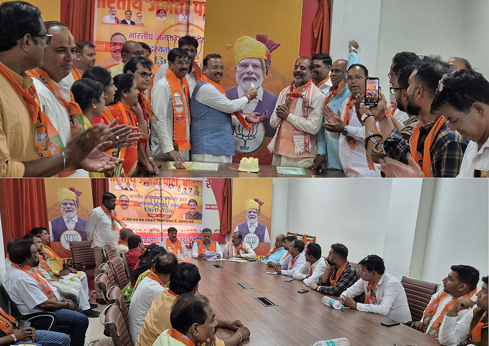 भाजपा नेताओं ने केक काटकर प्रधानमंत्री मोदी का जन्मदिन मनाया भाजपा नेताओं ने केक काटकर प्रधानमंत्री मोदी का जन्मदिन मनाया