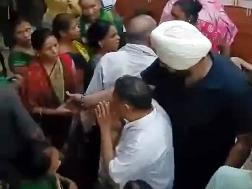 बल्लभगढ़ में महिलाओं के विरोध पर हाथ जोड़ते कांग्रेस प्रत्याशी नीरज शर्मा। बल्लभगढ़ में महिलाओं के विरोध पर हाथ जोड़ते कांग्रेस प्रत्याशी नीरज शर्मा।