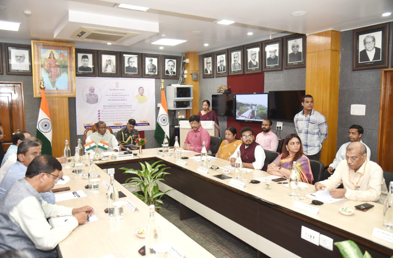 गुवाहाटी: विकास परियोजनाओं का शुभारंभ करते हुए असम के राज्यपाल लक्ष्मण प्रसाद आचार्य।