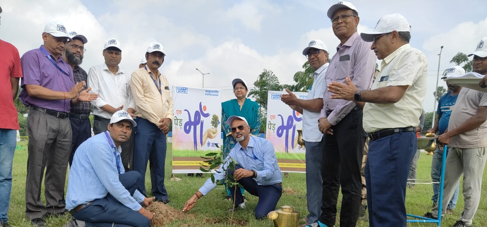 पौधारोपण करते परियोजना प्रमुख