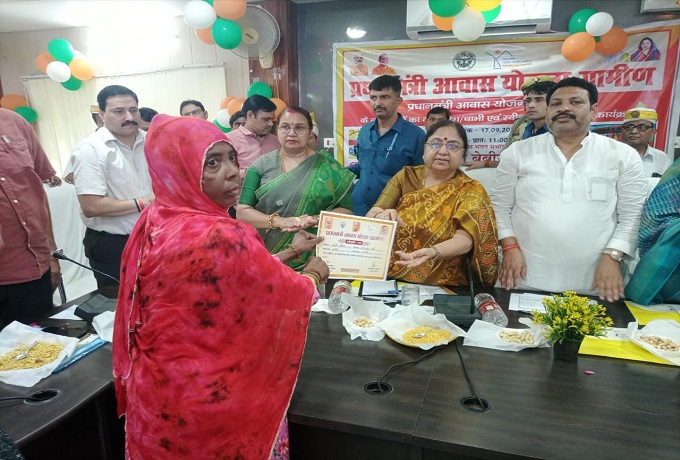 प्रभारी मंत्री ने बेबी रानी मौर्य पीएम आवास की लाभार्थियों को चॉबी साैंपती प्रभारी मंत्री ने बेबी रानी मौर्य पीएम आवास की लाभार्थियों को चॉबी साैंपती