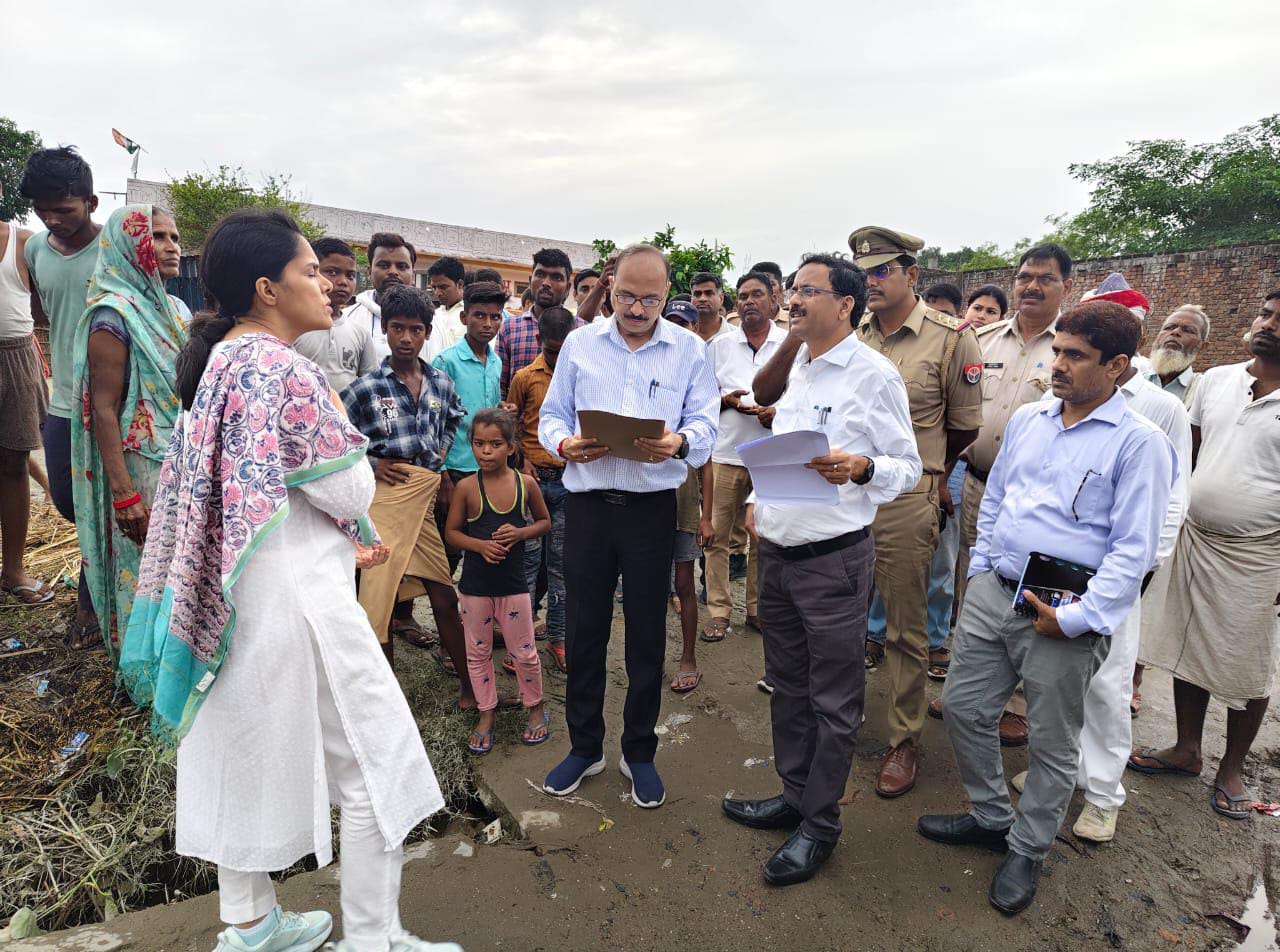 एक फीट पानी में पैदल चलकर लुधौनी, मड़वा पहुंची कमिश्नर, प्रभावितों का जाना दुखदर्द, मदद का दिया भरोसा एक फीट पानी में पैदल चलकर लुधौनी, मड़वा पहुंची कमिश्नर, प्रभावितों का जाना दुखदर्द, मदद का दिया भरोसा
