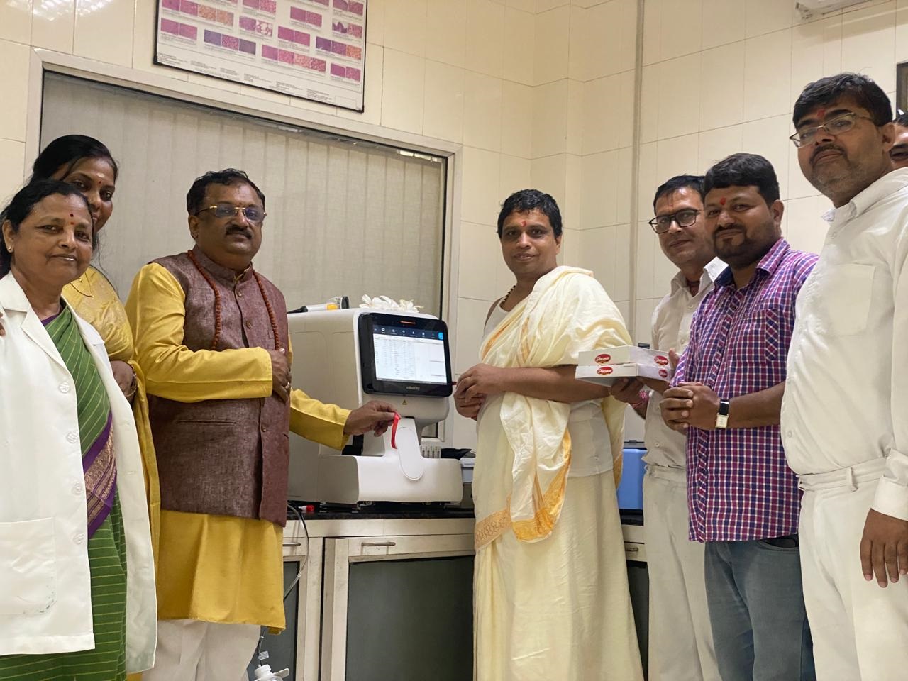 पतंजलि में रक्त जांच मशीन का लोकार्पण पतंजलि में रक्त जांच मशीन का लोकार्पण