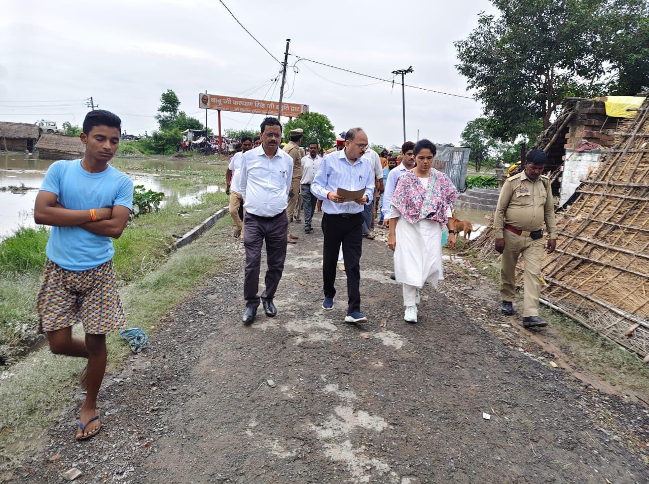 एक फीट पानी में पैदल चलकर लुधौनी, मड़वा पहुंची कमिश्नर, प्रभावितों का जाना दुखदर्द, मदद का दिया भरोसा एक फीट पानी में पैदल चलकर लुधौनी, मड़वा पहुंची कमिश्नर, प्रभावितों का जाना दुखदर्द, मदद का दिया भरोसा