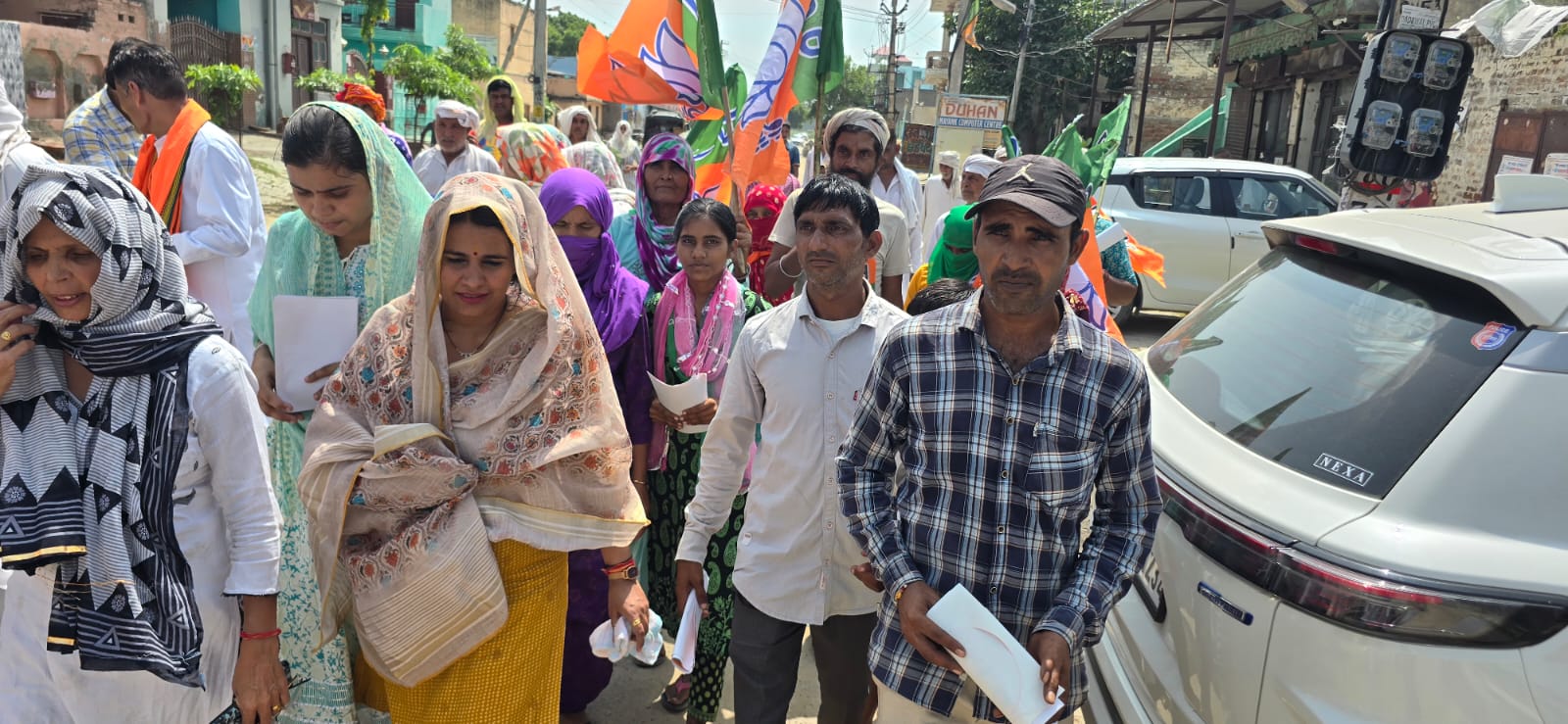फोटो कैप्शन 17आरटीके2 : गढ़ी सांपला किलोई हलके में डोर टू डोर जनसंपर्क कर वोट की अपील करते भाजपा प्रत्याशी मंजू हुड्डा -------------- फोटो कैप्शन 17आरटीके2 : गढ़ी सांपला किलोई हलके में डोर टू डोर जनसंपर्क कर वोट की अपील करते भाजपा प्रत्याशी मंजू हुड्डा --------------