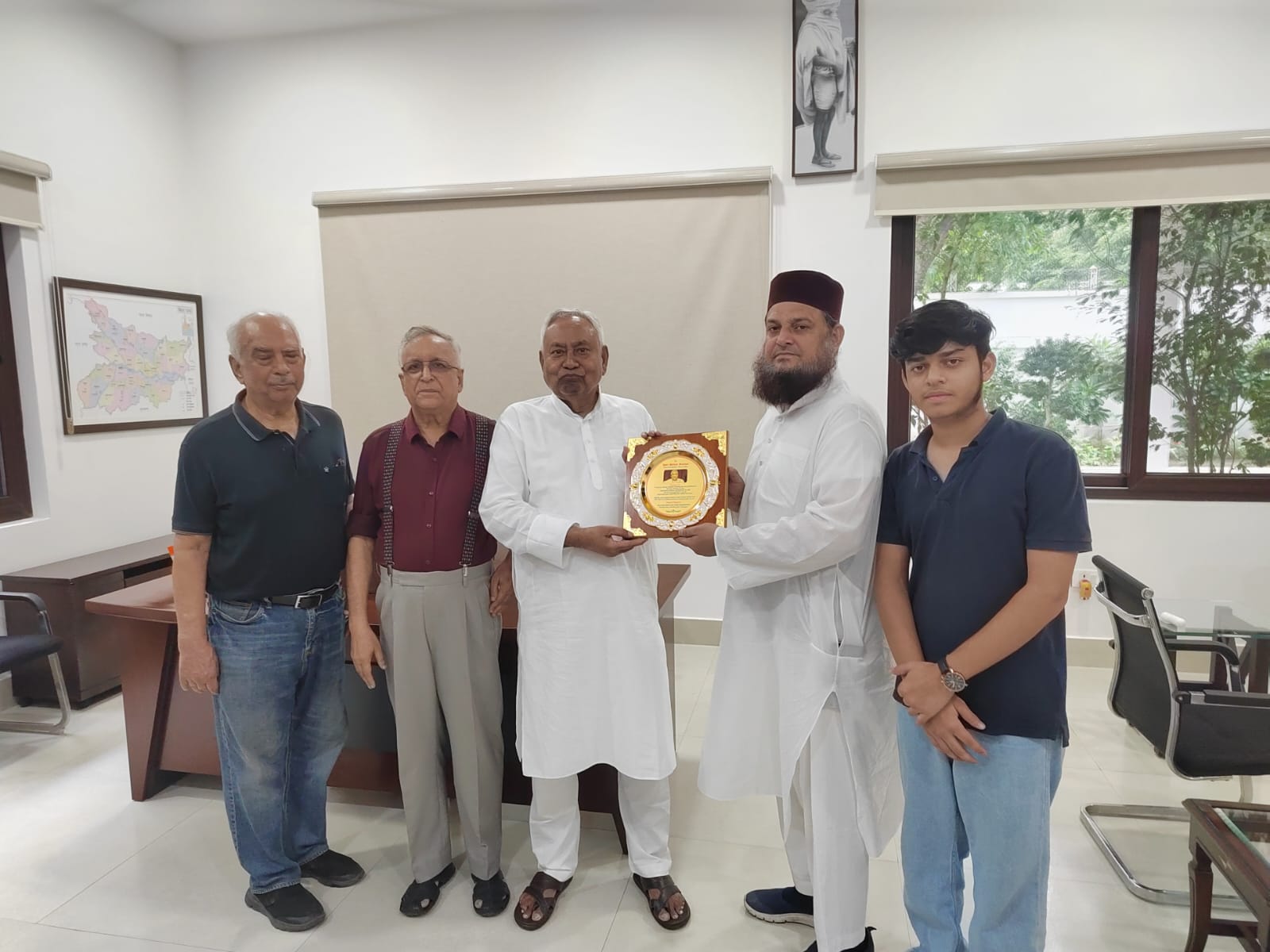 मुख्यमंत्री से मिलते सैयद हसन मुख्यमंत्री से मिलते सैयद हसन