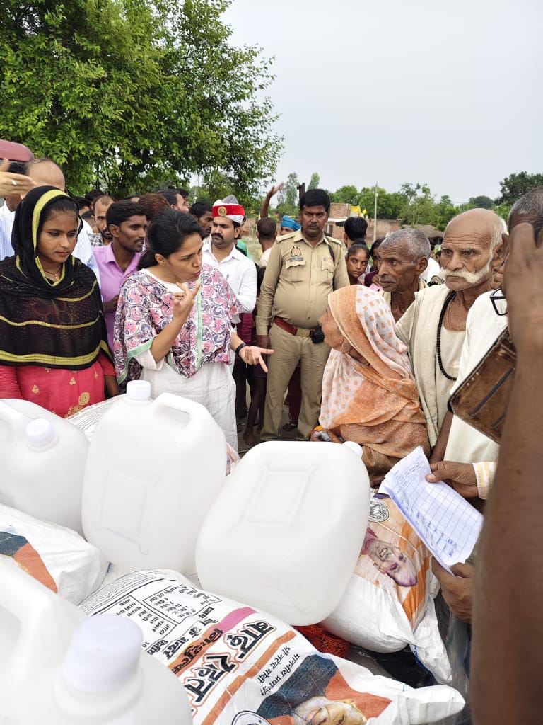 एक फीट पानी में पैदल चलकर लुधौनी, मड़वा पहुंची कमिश्नर, प्रभावितों का जाना दुखदर्द, मदद का दिया भरोसा एक फीट पानी में पैदल चलकर लुधौनी, मड़वा पहुंची कमिश्नर, प्रभावितों का जाना दुखदर्द, मदद का दिया भरोसा