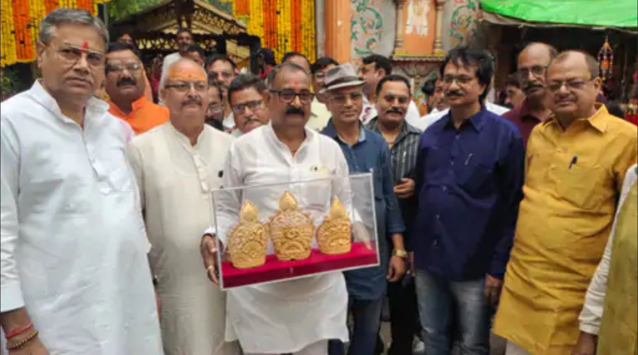 स्वर्ण मुकुट के साथ प्रशंसक: फोटो बच्चा गुप्ता स्वर्ण मुकुट के साथ प्रशंसक: फोटो बच्चा गुप्ता
