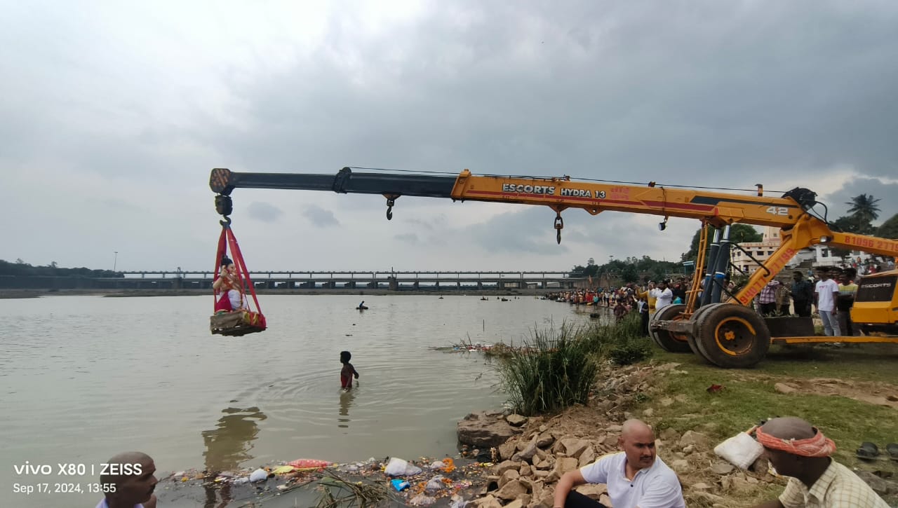 ग्राम रूद्री स्थित महानदी में भगवान गणेश की बड़ी मूर्तियों को क्रेन की सहायता से विसर्जित किया गया। ग्राम रूद्री स्थित महानदी में भगवान गणेश की बड़ी मूर्तियों को क्रेन की सहायता से विसर्जित किया गया।