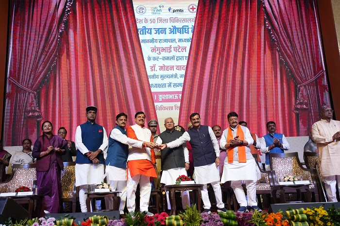 राज्यपाल मंगुभाई पटेल और मुख्यमंत्री डॉ. मोहन यादव ने स्वच्छता ही सेवा पखवाड़ा अन्तर्गत सिंगल क्लिक से प्रदेश के सभी जिला चिकित्सालयों में प्रधानमंत्री भारतीय जन औषधि केन्द्रों का शुभारंभ किया। राज्यपाल मंगुभाई पटेल और मुख्यमंत्री डॉ. मोहन यादव ने स्वच्छता ही सेवा पखवाड़ा अन्तर्गत सिंगल क्लिक से प्रदेश के सभी जिला चिकित्सालयों में प्रधानमंत्री भारतीय जन औषधि केन्द्रों का शुभारंभ किया।
