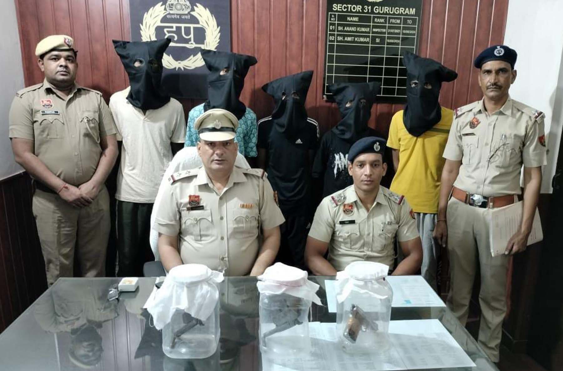 फोटो नंबर-01: पुलिस द्वारा गिरफ्तार किये गये डकैती की योजना बनाते हुए आरोपी। फोटो नंबर-01: पुलिस द्वारा गिरफ्तार किये गये डकैती की योजना बनाते हुए आरोपी।