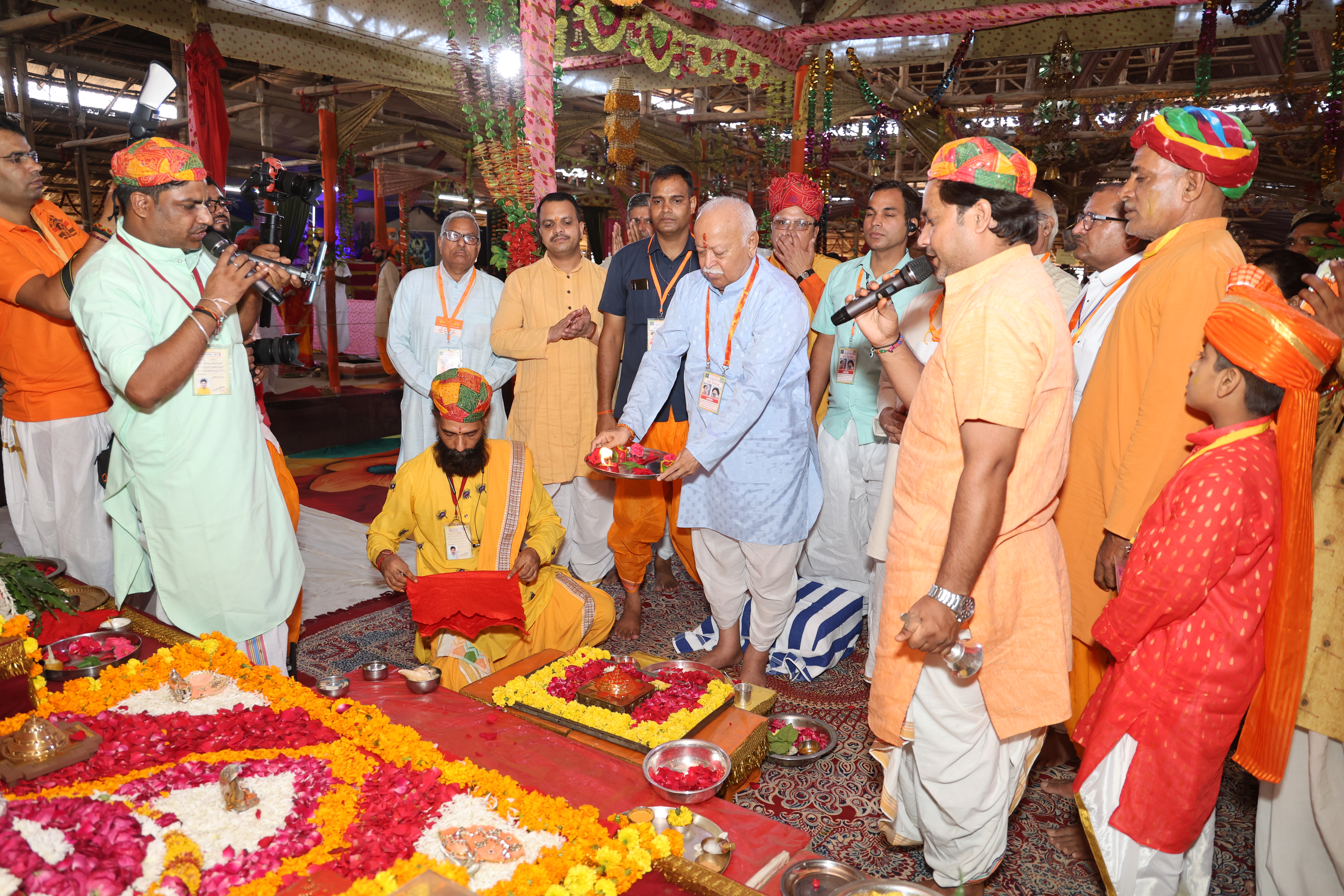 काेटपूतली- बहराेड़ के पावटा में बालकनाथ आश्रम मे सरसंघचालक डॉ मोहन भागवत। काेटपूतली- बहराेड़ के पावटा में बालकनाथ आश्रम मे सरसंघचालक डॉ मोहन भागवत।