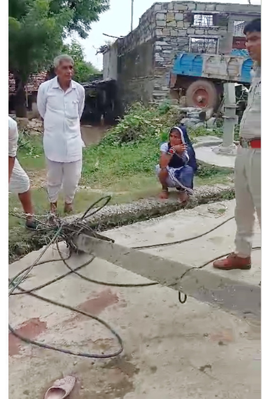 चित्तौड़गढ़ जिले के गरदाना गांव में जुलूस के दौरान गिरा विद्युत पोल। चित्तौड़गढ़ जिले के गरदाना गांव में जुलूस के दौरान गिरा विद्युत पोल।
