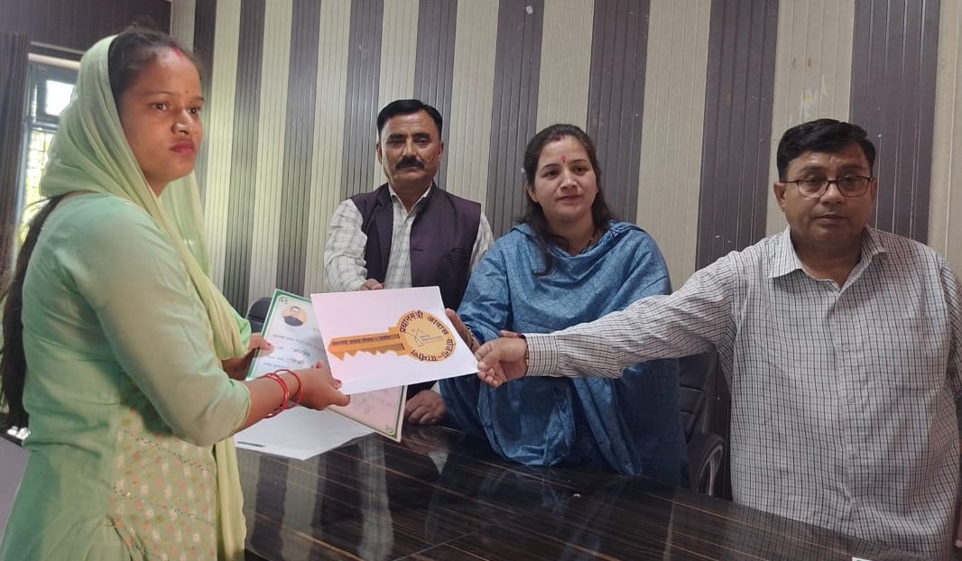 पोखरी में प्रधानमंत्री आवास योजना के लाभार्थियों को चाबी व प्रमाण पत्र देते हुए। पोखरी में प्रधानमंत्री आवास योजना के लाभार्थियों को चाबी व प्रमाण पत्र देते हुए।