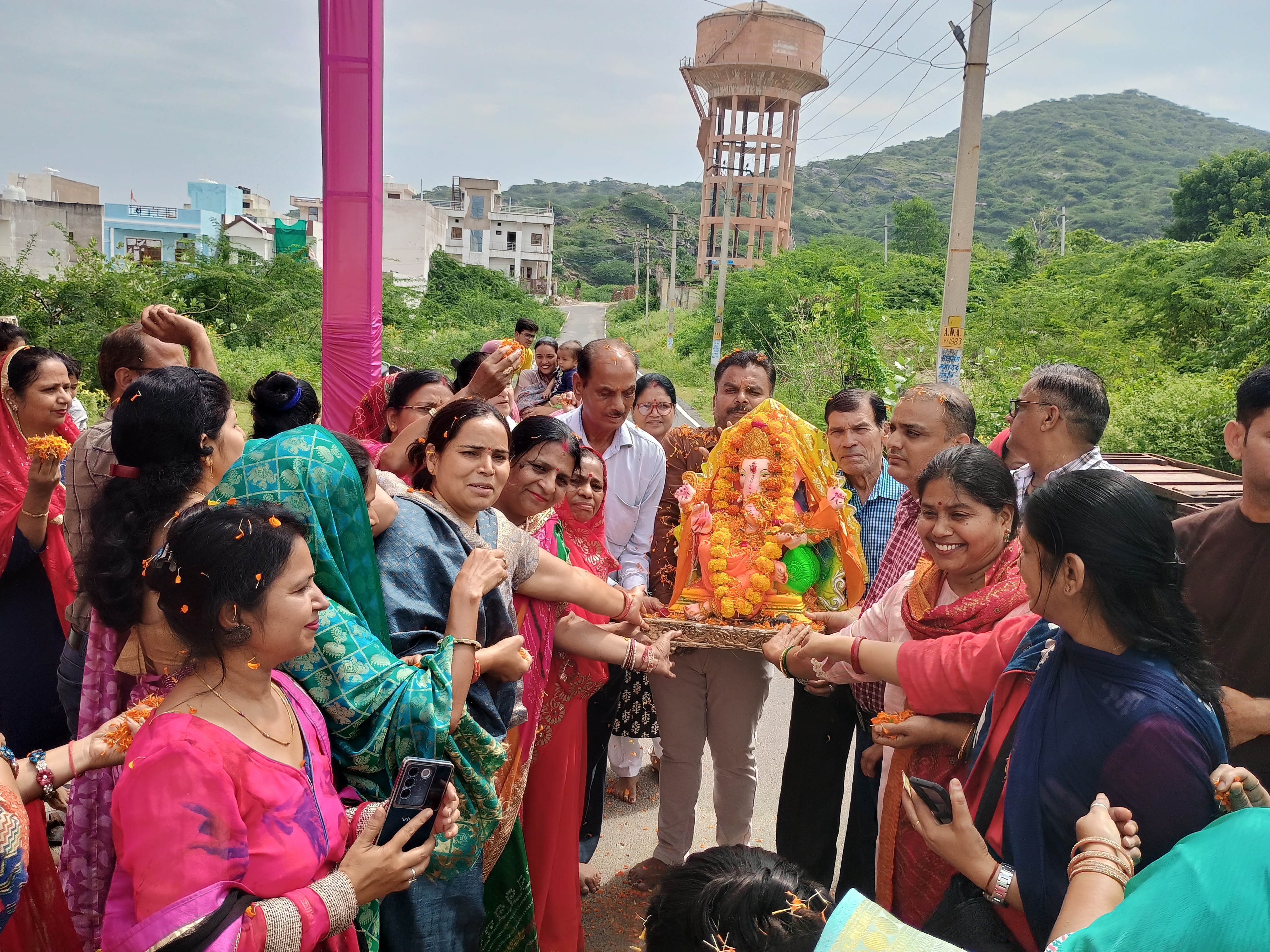 गणेश प्रतिमाओं की सामूहिक शोभायात्रा निकाल कर पवित्र पुष्कर सरोवर में स्नान कराया गया गणेश प्रतिमाओं की सामूहिक शोभायात्रा निकाल कर पवित्र पुष्कर सरोवर में स्नान कराया गया