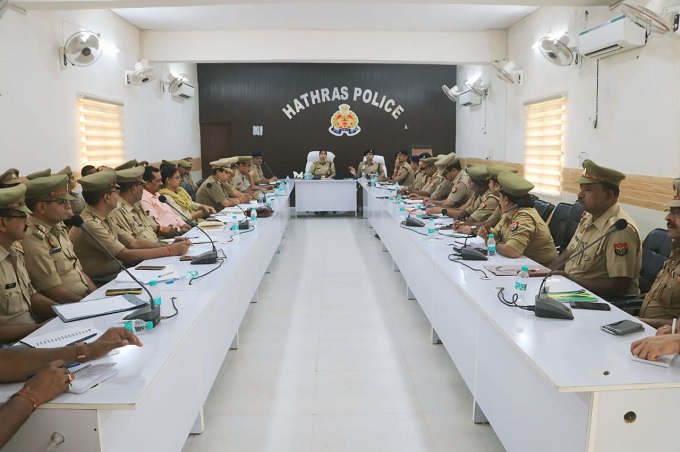 कानून व्यवस्था की समीक्षा बैठक के दौरान हाथरस जनपद के एसपी व अन्य मातहत अधिकारी-पुलिस कर्मी कानून व्यवस्था की समीक्षा बैठक के दौरान हाथरस जनपद के एसपी व अन्य मातहत अधिकारी-पुलिस कर्मी