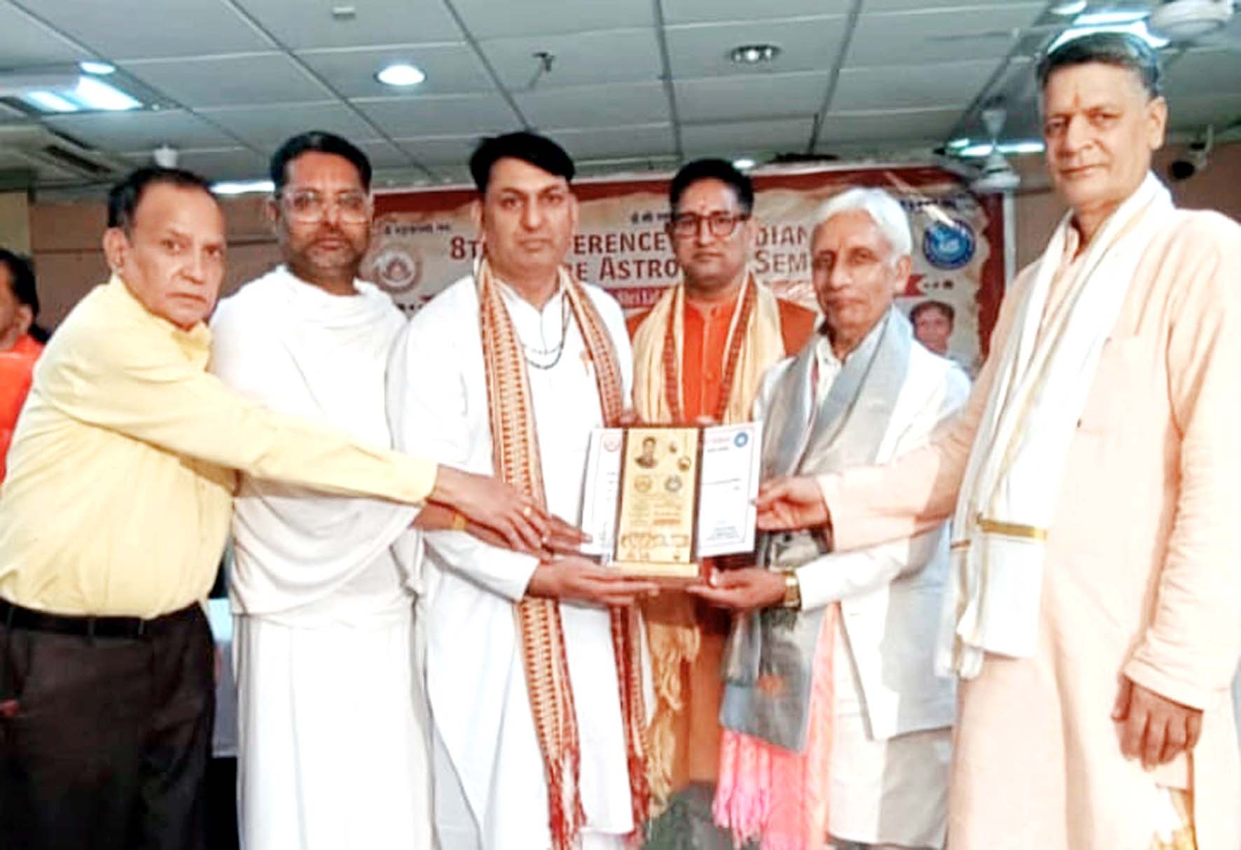 एस्ट्रो बलजीत शास्त्री को सम्मानित करते आयोजक। एस्ट्रो बलजीत शास्त्री को सम्मानित करते आयोजक।