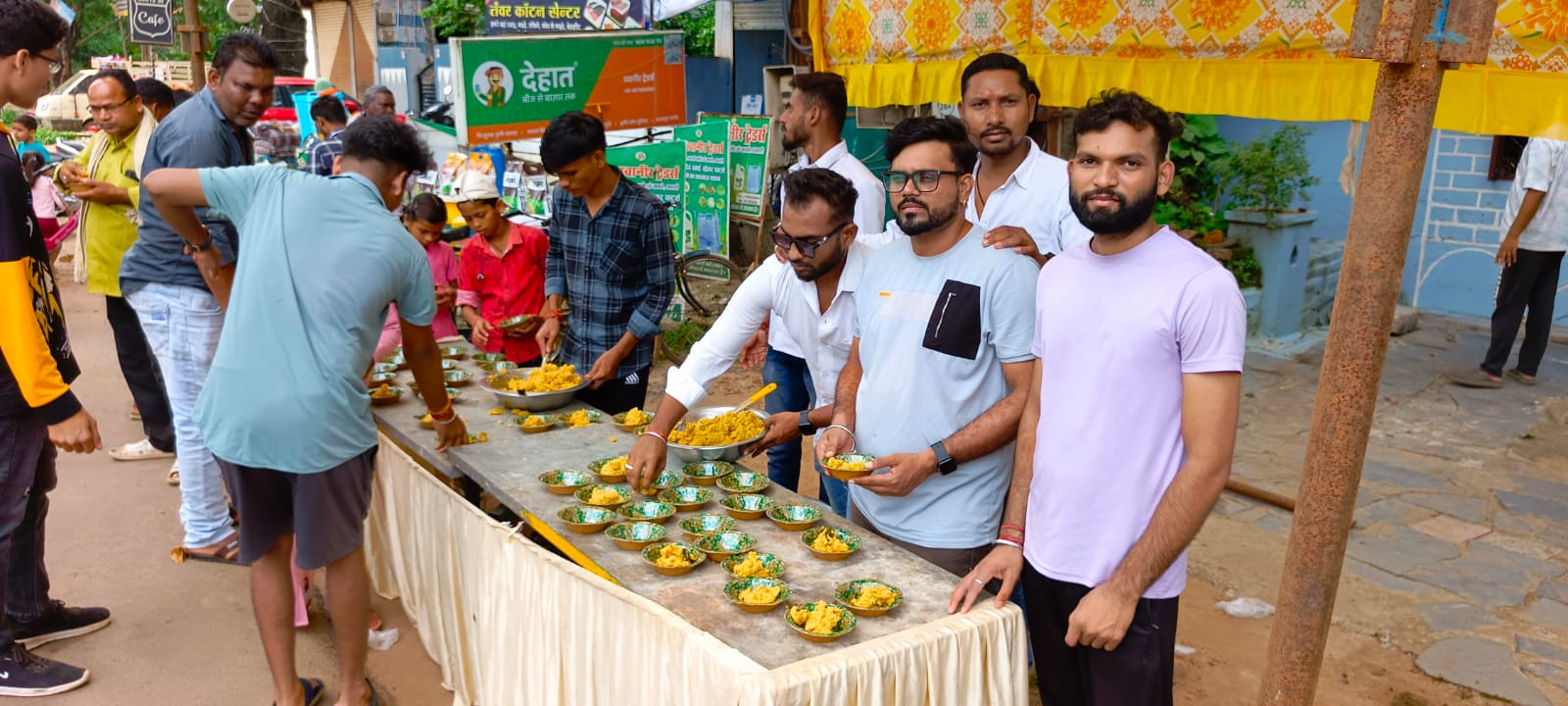 सोरिद वार्ड में गणेश चतुर्थी पर हवन पूजन के बाद प्रसादी का वितरण करते हुए समिति के सदस्य। सोरिद वार्ड में गणेश चतुर्थी पर हवन पूजन के बाद प्रसादी का वितरण करते हुए समिति के सदस्य।