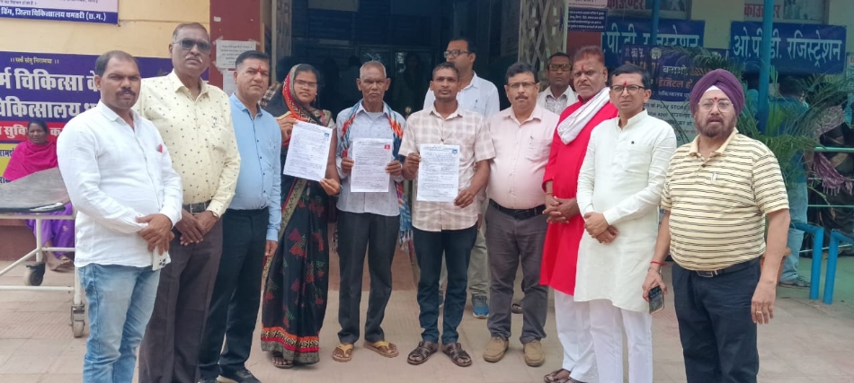देहदान की घोषणा पत्र देने के बाद वरिष्ठ चिकित्सकों के साथ। देहदान की घोषणा पत्र देने के बाद वरिष्ठ चिकित्सकों के साथ।